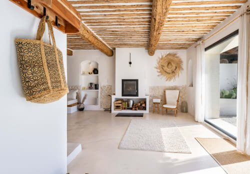 Chambre lumineuse et épurée au Domaine Mas Lafleur à Châteaurenard, avec poutres apparentes, cheminée et mobilier contemporain