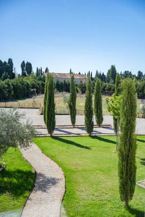 Jardins formels du Domaine Mas Lafleur avec cyprès, pelouse manucurée, allées de gravier et villa de campagne