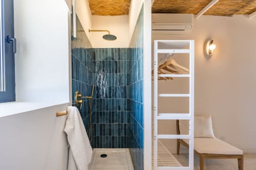 Salle de bain contemporaine au Domaine Mas Lafleur avec douche en carrelage bleu, baignoire blanche et finitions plafond en bois à Châteaurenard