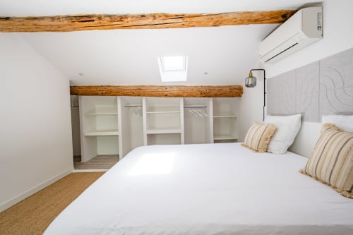 Chambre moderne au Mas Lafleur B&B à Châteaurenard avec poutres apparentes, rangements intégrés blancs et