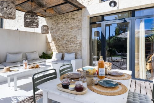 Terrasse extérieure de la Villa Lafleur à Domaine Mas Lafleur, Châteaurenard avec table à manger et salon de détente