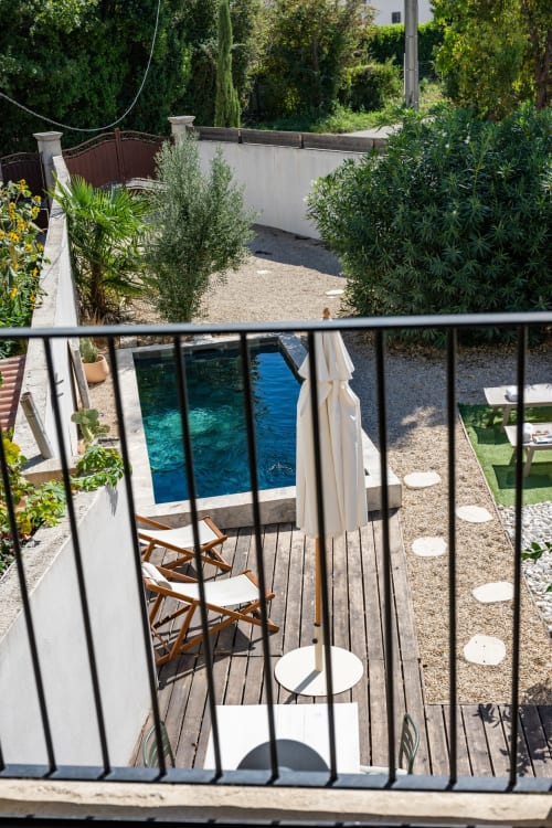 Piscine de la Villa Lafleur avec transats, terrasse et jardins au Domaine Mas Lafleur, Châteaurenard