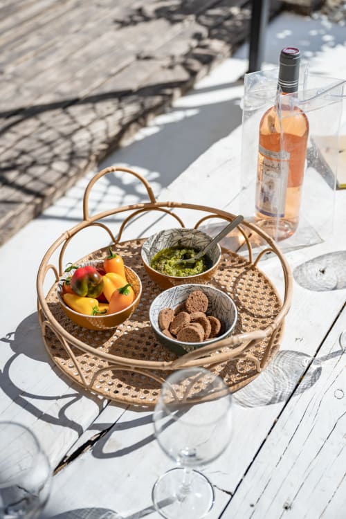 Repas en plein air au Domaine Mas Lafleur à Châteaurenard avec produits frais, pesto, amuse-bouches, vin rosé et verres sur fond blanc