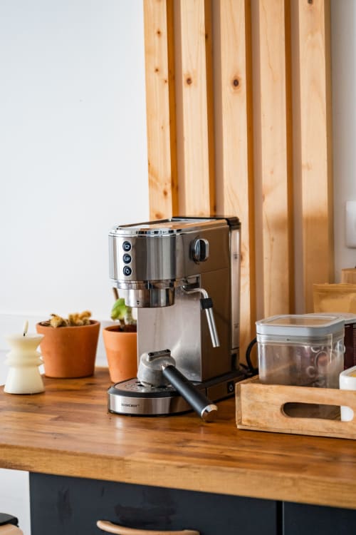 Machine à espresso sur table en bois à la villa Domaine Mas Lafleur avec cactus et équipements de cuisine