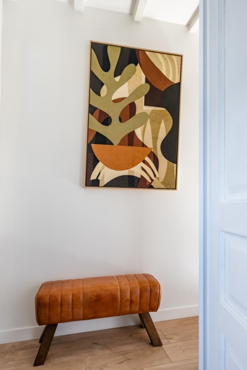 Intérieur de villa moderne avec œuvre abstraite et banquette en cuir cognac au Domaine Mas Lafleur, Châteaurenard