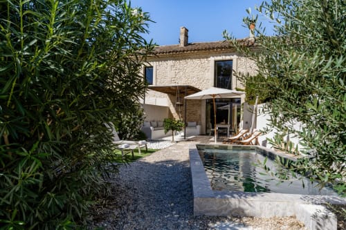 Cour de la Villa Lafleur au Domaine Mas Lafleur à Châteaurenard avec piscine, oliviers et maison en pierre