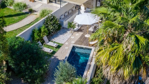 Vue aérienne de Villa Lafleur au Domaine Mas Lafleur à Châteaurenard avec piscine privée, terrasse et transats