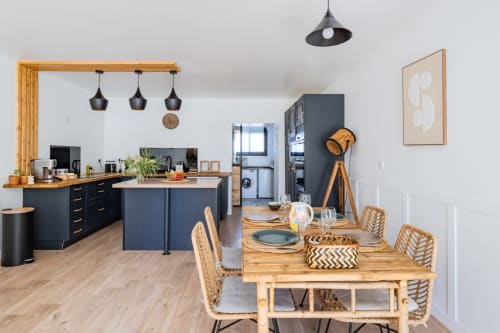 Cuisine ouverte et salle à manger modernes à Villa Lafleur, gîte du Domaine Mas Lafleur à Châteaurenard avec table en bois