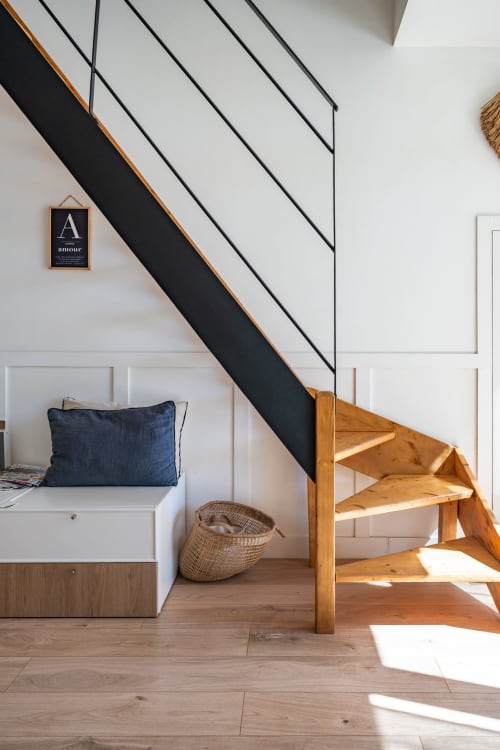 Escalier contemporain avec rampes en métal noir et marches en bois à la Villa Lafleur du Domaine Mas Lafleur, Châteaurenard