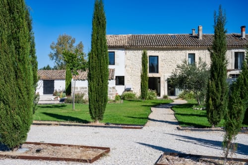 Villa Domaine Mas Lafleur avec cyprès, cour en gravier et pelouse verdoyante à Châteaurenard