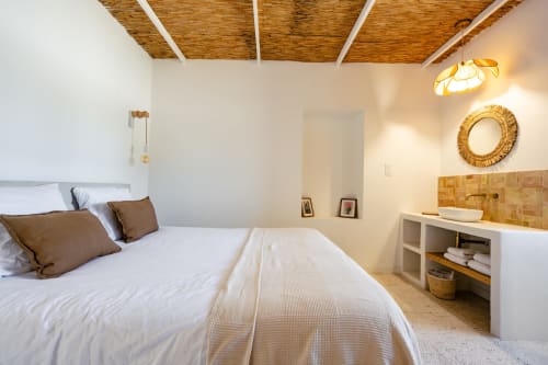 Chambre lumineuse de la Villa Lafleur au Domaine Mas Lafleur, Châteaurenard, avec plafond en bois et literie blanche élégante