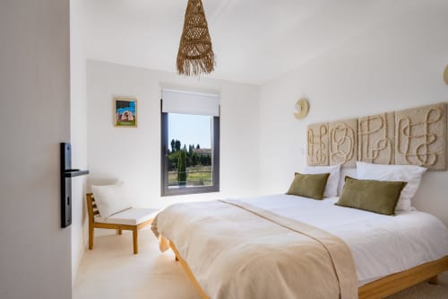 Chambre lumineuse à Domaine Mas Lafleur à Châteaurenard avec lit queen-size, suspension tressée et vue sur la campagne