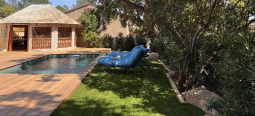 Piscine privée de la Villa Dolce Vita avec transat, terrasse en bois et gazebo à Porto-Vecchio