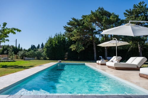 Piscine luxe au Domaine Mas Lafleur à Châteaurenard avec transats, parasols et jardins entretenus
