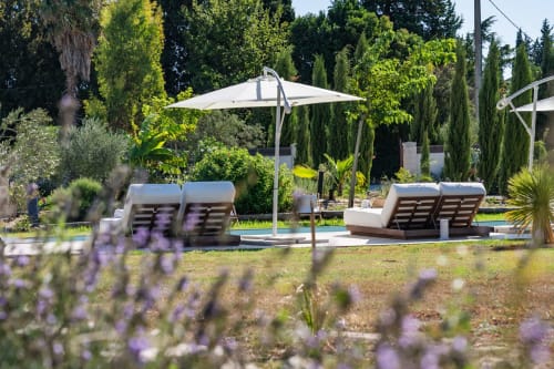 Coin détente au bord de la piscine du Domaine Mas Lafleur, Châteaurenard, avec chaises longues et parasol