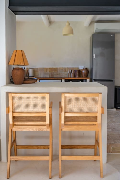 Comptoir de cuisine moderne avec chaises en rotin au boutique-hôtel Domaine Mas Lafleur à Châteaurenard, France