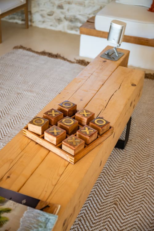 Jeu de morpion en bois sur le bureau de la chambre du Domaine Mas Lafleur, Châteaurenard