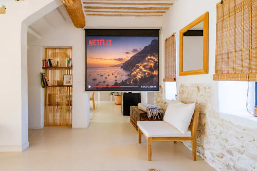 Chambre moderne au Domaine Mas Lafleur avec poutres apparentes, Netflix sur TV murale et mobilier contemporain à Châteaurenard
