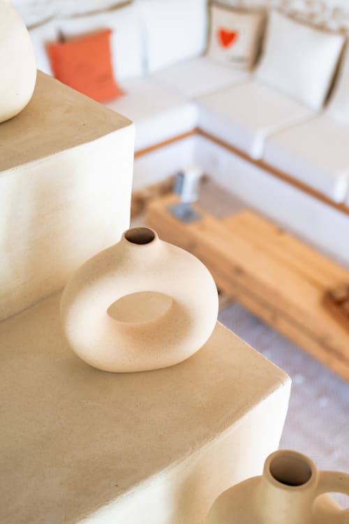 Vase céramique contemporain exposé à la boutique hôtel Domaine Mas Lafleur à Châteaurenard