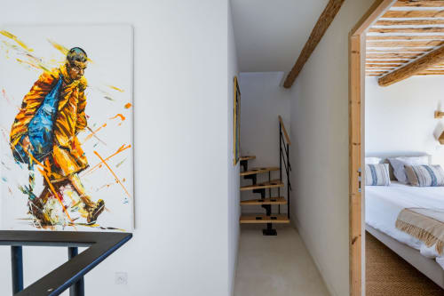 Couloir de chambre moderne à Domaine Mas Lafleur avec œuvres colorées et poutres en bois rustique, Châteaurenard