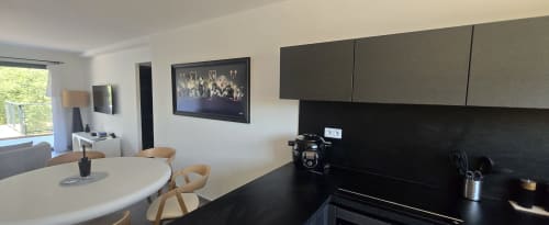 Cuisine ouverte et salle à manger modernes de la Villa Louniceli aux Villas d'A Storia, Porto-Vecchio, avec téléviseur écran plat et