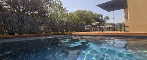 Piscine privée de la Villa Louniceli, Les Villas d'A Storia à Porto-Vecchio avec terrasse, transats et vue sur la Méditerranée