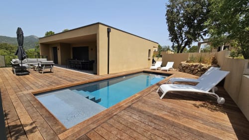 Terrasse privée avec piscine Villa Louniceli, chaises longues, villa moderne beige, Porto-Vecchio