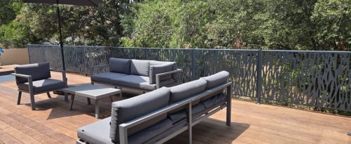 Terrasse extérieure avec mobilier lounge moderne et garde-corps décoratif à la Villa Louniceli à Porto-Vecchio
