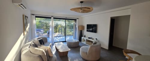 Salon moderne de la Villa Louniceli, Les Villas d'A Storia, Porto-Vecchio avec vue sur la piscine, mobilier contemporain et verre