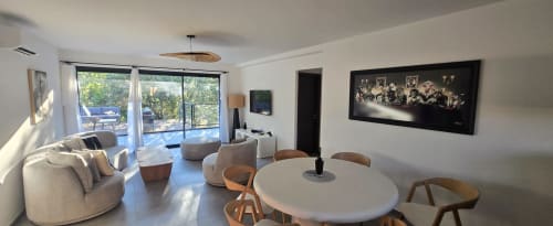 Spacieux séjour-salle à manger ouvert à Villa Louniceli, Porto-Vecchio, vue piscine, télévision écran plat, design contemporain