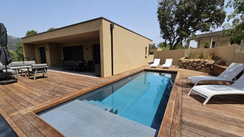 Villa contemporaine avec piscine bleue, terrasse en bois et façade beige aux Villas d'A Storia, Porto-Vecchio