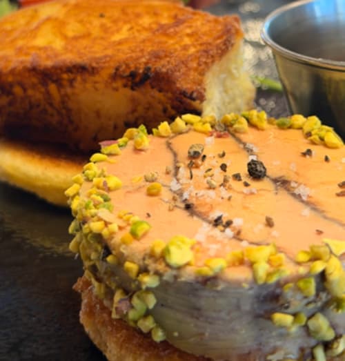 Élégants desserts de l'Hôtel Beau Rivage - gâteau en couches garni de pistache et glaçage au caramel à Chambéry