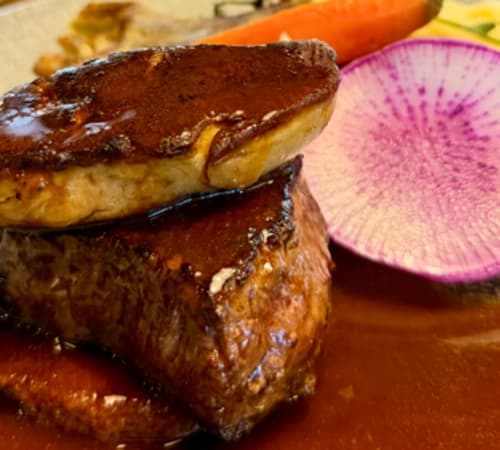 Steak de boeuf saisi aux oignons caramélisés et légumes frais à l'Hôtel Beau Rivage, Alpes françaises
