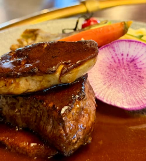 Steak gastronomique dressé avec légumes frais à l'Hôtel Beau Rivage, gastronomie des Alpes françaises