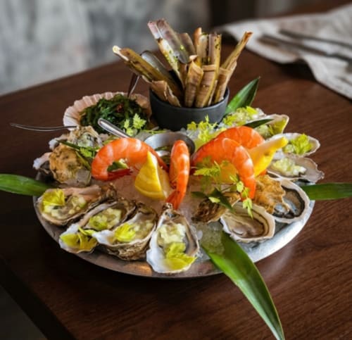 Plateau de huîtres gastronomique avec crevettes, citron et gressins à l'Hôtel Beau Rivage, cuisine alpine française