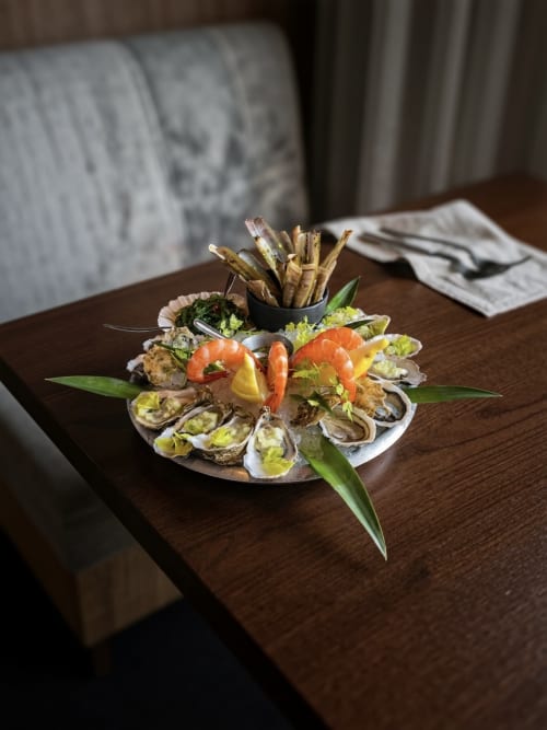 Plateau d'huîtres élégant avec crevettes et légumes à l'Hôtel Beau Rivage, Courchevel