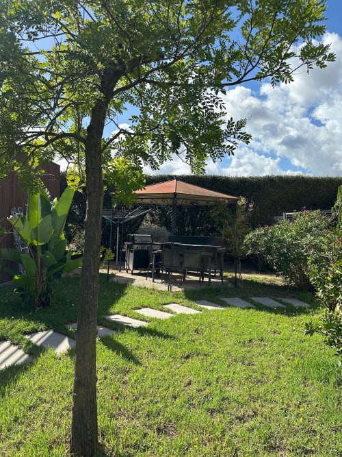 Terrasse de jardin avec gazebo, barbecue et coin repas à la Villa Maé à Ghisonaccia