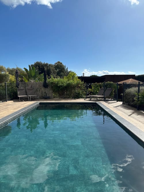 Piscine privée aux eaux turquoise de la Villa Maé, Les Villas d'A Storia à Ghisonaccia, entourée de transats et