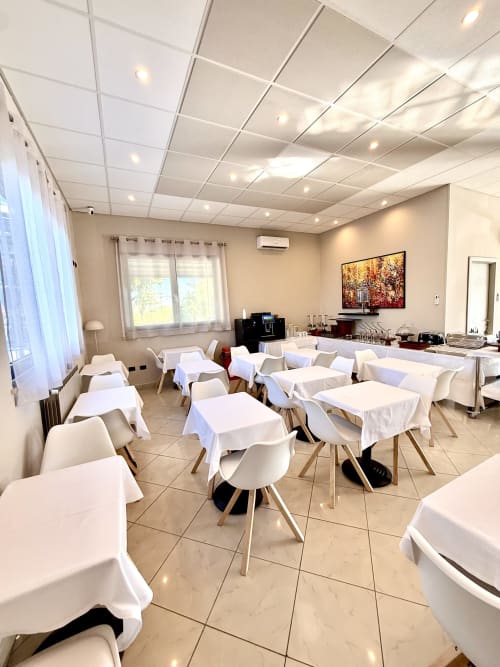 Moderna sala conferenze dell'Hotel Il Mulino con tavoli rotondi, sedie bianche e luci a soffitto a Casalgrande