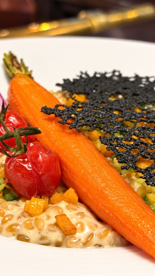 Plat gastronomique présenté à l'Hôtel Beau Rivage : carotte, caviar de mûre et garnitures créatives