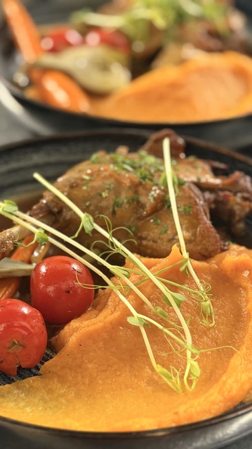 Assiette de boeuf avec légumes rôtis et pousses d'épinard à l'Hôtel Beau Rivage, gastronomie des Alpes françaises