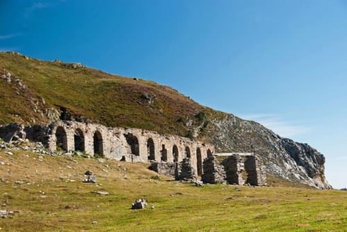 Ruines historiques en pierre sur une colline herbeuse près de Seix, France, paysage pittoresque