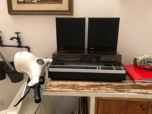 Zona ufficio in casa a La piccola di casa di Tania con tastiera, altoparlanti vintage e lampada da tavolo nell'appartamento di Terlizzi