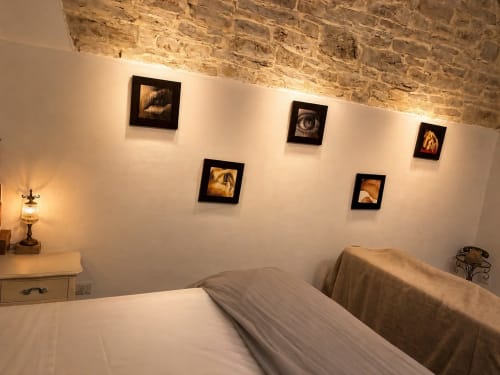 Camera accogliente a La piccola casa di Tania a Terlizzi con quadri, soffitto in mattoni a vista e illuminazione calda