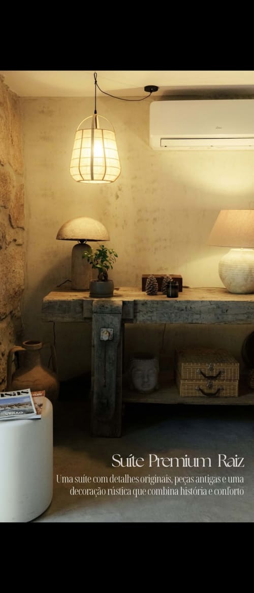 Suíte Premium Raiz no Exclusive Pena Rio com secretária vintage, luminária pendente e decoração rústica em Ribeira de Pena