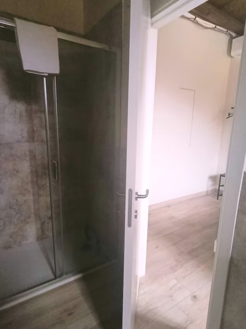 Entrée moderne de la salle de bain à Sikania Agri Relais à Caccamo avec douche vitrée et revêtement de sol en bois clair