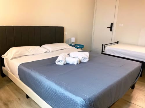Chambre triple au Sikania Agri Relais à Caccamo avec lit queen, lit simple et serviettes pliées
