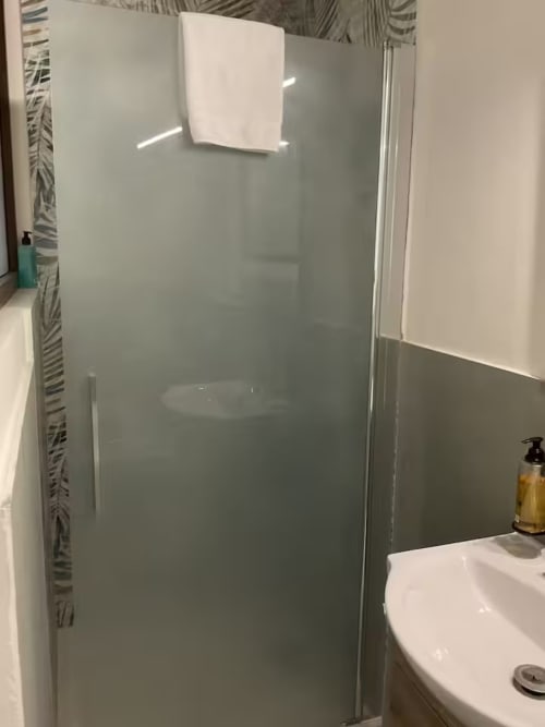 Douche avec paroi en verre dépoli à l'hôtel Sikania Agri Relais à Caccamo, Italie