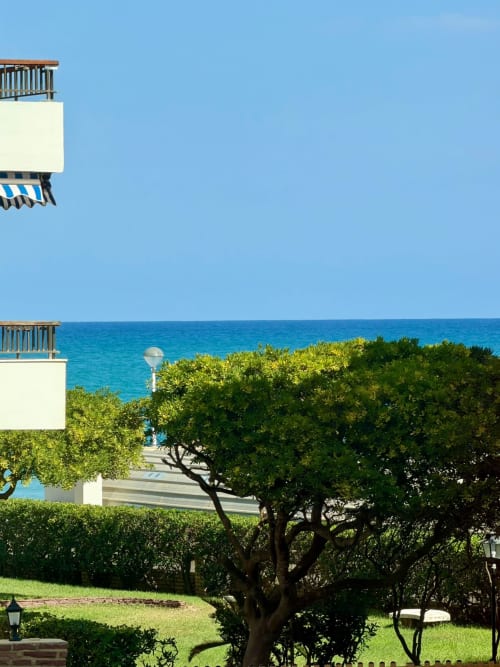 Casa Mar Blau en Valencia: cottage con vistas al mar, jardín, terraza y paisaje mediterráneo frente al océano azul