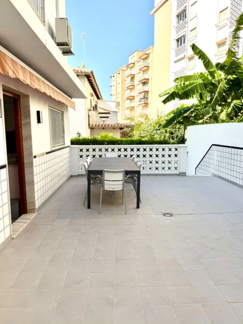 Amplia terraza con mesa de comedor en Casa Mar Blau, Valencia, con vistas a edificios residenciales